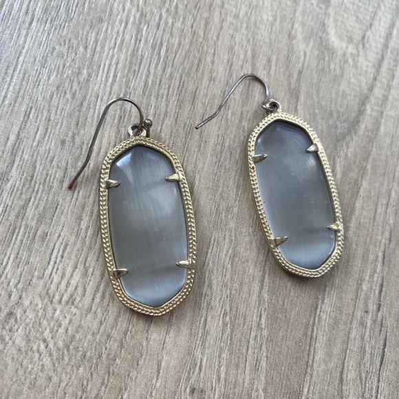 Kendra Scott Elle Gold Drop Earrings in Slate’s Cat Eye (Gray) - Picture 3 of 3
